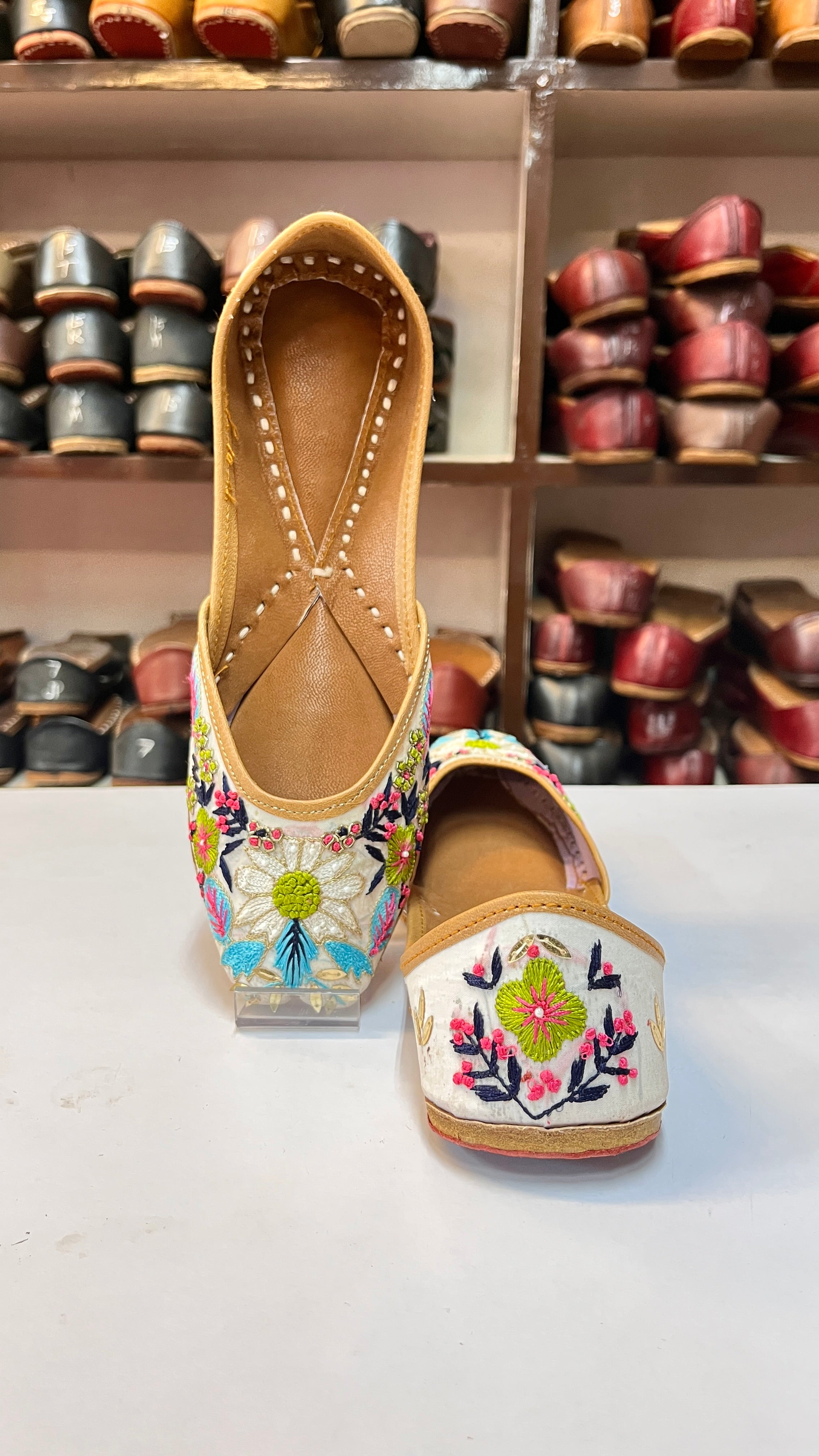 🌸 Noor-E-Phool Handcrafted Embroidered Jutti 🌸